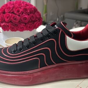 ALEXANDER MCQUEEN WAVES KNIT OVERSIZED SNEAKER IN BLACK/RED